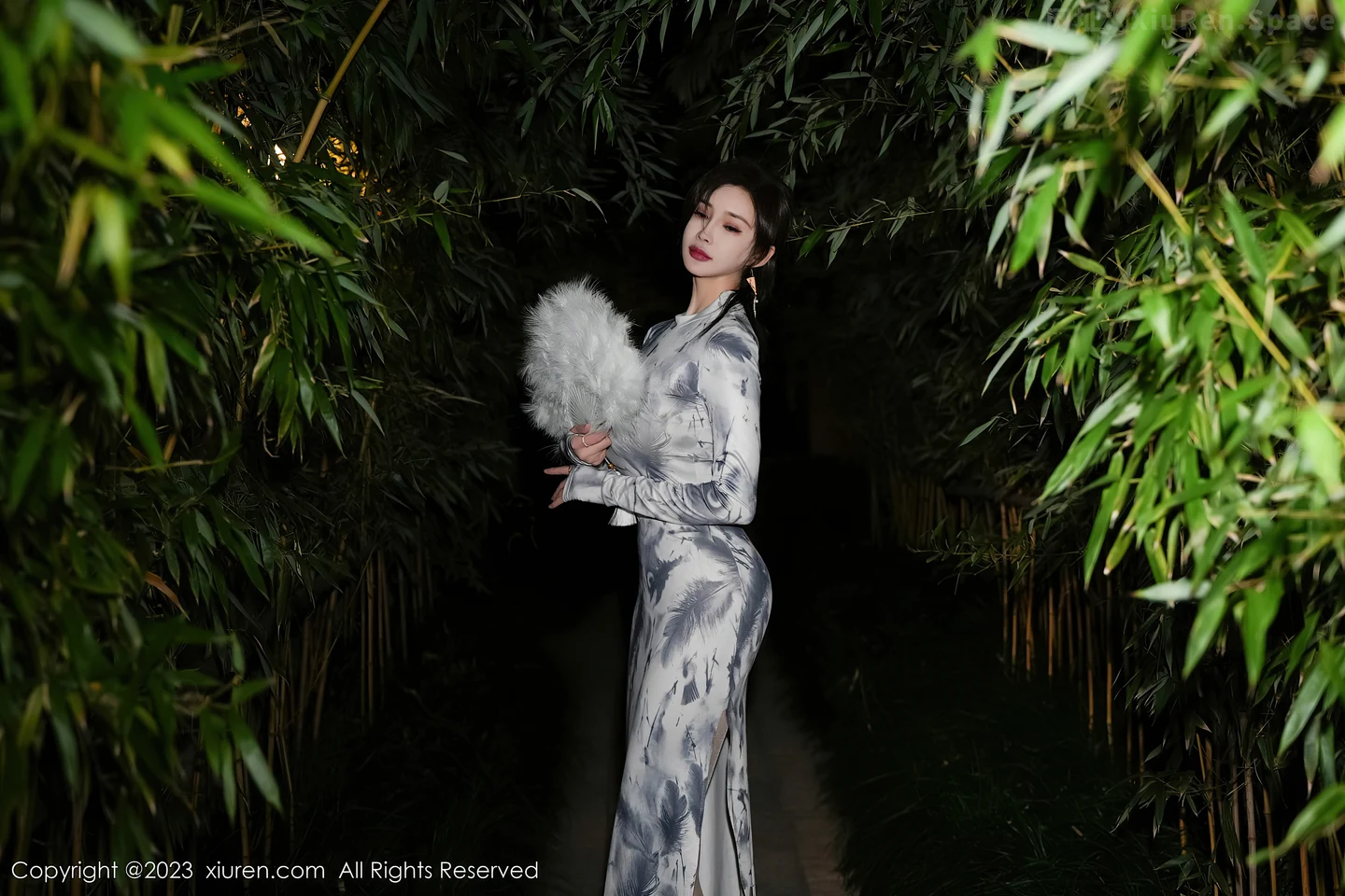 图片[3]-[XiuRen秀人网]VOL.7744 女神Carol周妍希户外性感长旗袍露白色内衣秀完美身材诱惑写真77P-秀人网官方网站